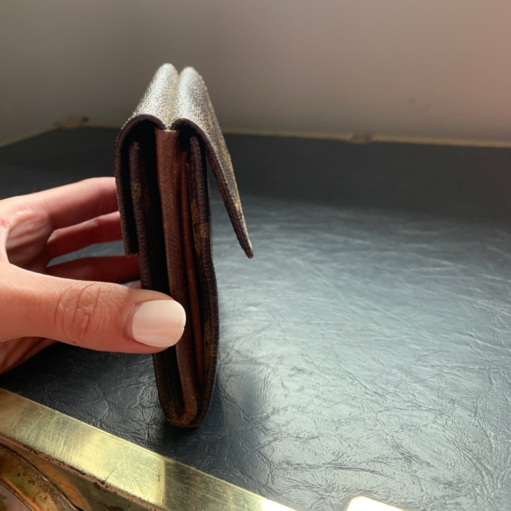Louis Vuitton Wallet will give you a small Louis Vuitton box to